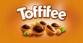 Toffifee Bombonierka 125 g - Orzech laskowy w karmelu, kremie orzechowym i czekoladzie